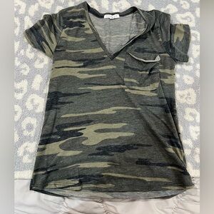 Green Camo T-Shirt, size xs
